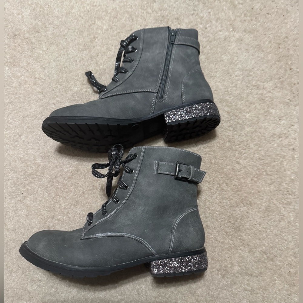 Girls size 5 boots with glitter zipper SO